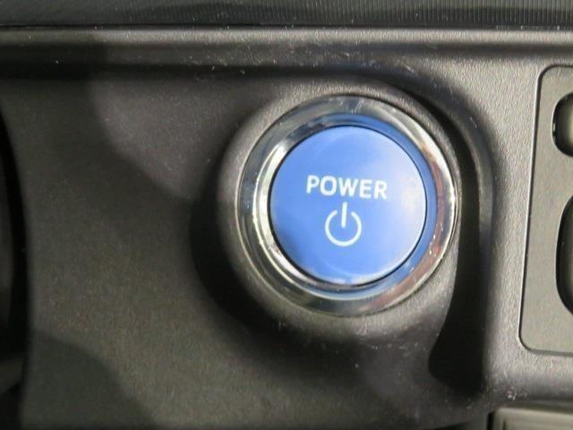 エンジンスタートスイッチです。キーが車内にあれば、エンジンの始動や停止はスイッチを押すだけ！キーを取り出す手間を省き、ワンプッシュで操作できるので簡単でスムーズです。