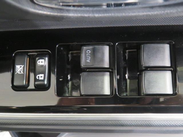 パワーウィンドのスイッチです。運転席に座りながら、助手席や後席の窓を開け閉めできるので大変便利ですよ。