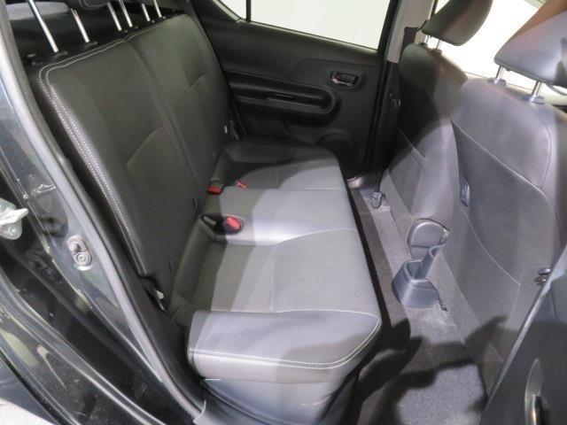 【後部座席】も当然、綺麗・清潔に仕上げております。内装の綺麗なお車は気持ちが良いですし、コンディションのいい車が多いです。これもオススメの１台です。