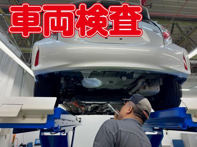 トヨタの認定検査員が車の状態を検査します。　リフトに上げてくるまの下回りなど細かな所までしっかりと検査します。