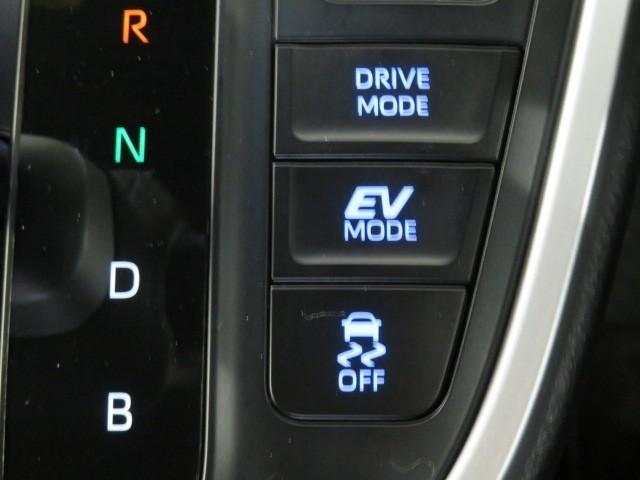 ヴォクシー ハイブリッドＳ－Ｚ　衝突被害軽減システム　メモリーナビ　バックカメラ　ＥＴＣ　ミュージックプレイヤー接続可　オートクルーズコントロール　ＬＥＤヘッドランプ　両側電動スライド　乗車定員７人　３列シート　スマートキー（14枚目）