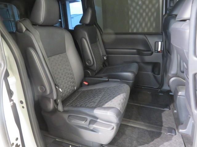 ヴォクシー ハイブリッドＳ－Ｚ　衝突被害軽減システム　メモリーナビ　バックカメラ　ＥＴＣ　ミュージックプレイヤー接続可　オートクルーズコントロール　ＬＥＤヘッドランプ　両側電動スライド　乗車定員７人　３列シート　スマートキー（27枚目）