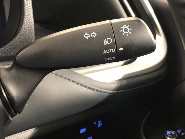 ���C�g�X�C�b�`�ł��B�u�`�t�s�n�v�ɂ���ƊO�̖��邳�ɉ����ăX���[�����C�g�E�w�b�h���C�g�������łn�m�E�n�e�e���܂��B�[��ꎞ�≮�����ԏ�A�g���l���Ȃǂɕ֗��ł��B