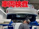 トヨタの認定検査員が車の状態を検査します。 リフトに上げてくるまの下回りなど細かな所までしっかりと検査します。