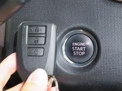 エンジンスタートボタンです。キーが車内にあれば、エンジンの始動・停止はブレーキを踏んでスイッチを押すだけ！キーを取り出す手間を省き、ワンプッシュでエンジンを操作するので簡単でスムーズです。 4