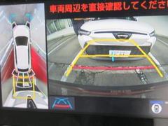 全周囲の画像が表示されます。　運転席から見づらい個所なども、上空から見たような映像で確認できます。　　映像の切替もでき、後方確認だけでなく大変便利な機能です。 5