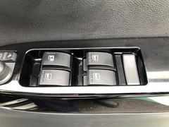 パワーウィンドウのスイッチです。　運転席にいながら助手席や後席の窓を開け閉めできるので、大変便利です。 4