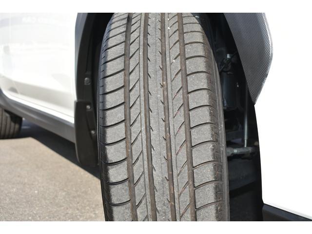 右前タイヤ　タイヤはひびもなく良好です！詳細は各タイヤ写真をご覧ください。タイヤパンク保証プログラム販売中！もしもの時にタイヤ４本新品交換！詳細はスタッフまで！※ホイールロックナットは展示用です。