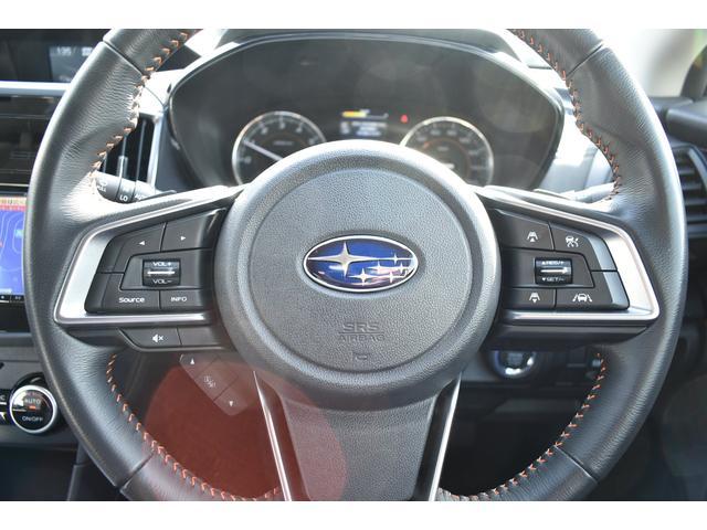 左：ステアリングオーディオコントロールスイッチ。オーディオの操作がお手元で可能です。右：全車速クルーズコントロールの操作スイッチで、アイサイトと連動し前方車両に追従走行できます。