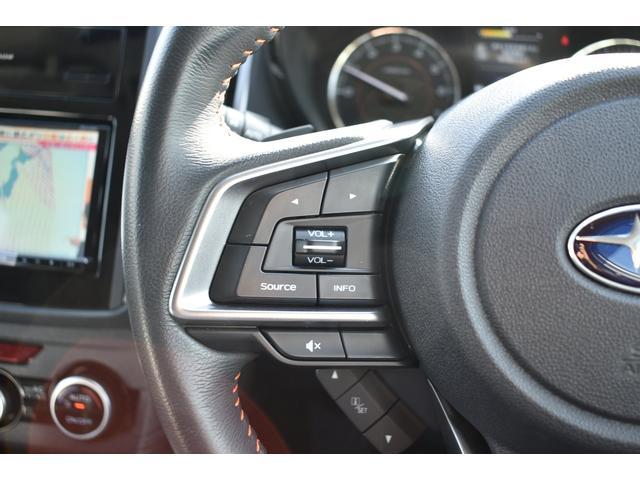 左：ステアリングオーディオコントロールスイッチ。オーディオの操作がお手元で可能です。右：全車速クルーズコントロールの操作スイッチで、アイサイトと連動し前方車両に追従走行できます。