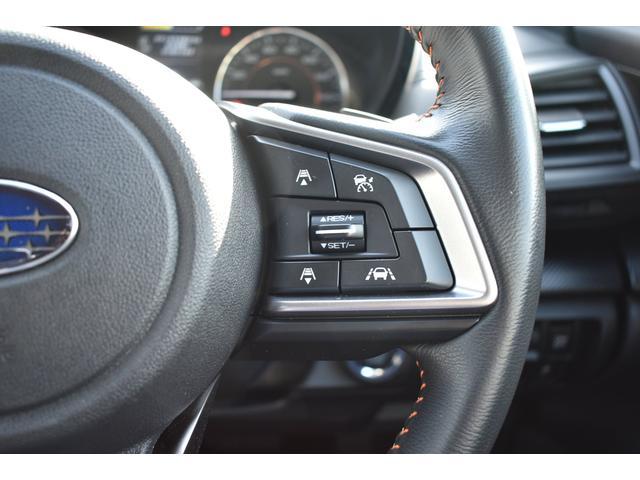 左：ステアリングオーディオコントロールスイッチ。オーディオの操作がお手元で可能です。右：全車速クルーズコントロールの操作スイッチで、アイサイトと連動し前方車両に追従走行できます。