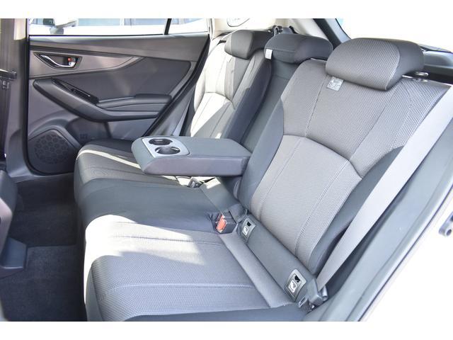 リヤシートにはドリンクホルダー付きアームレストが装備されています。