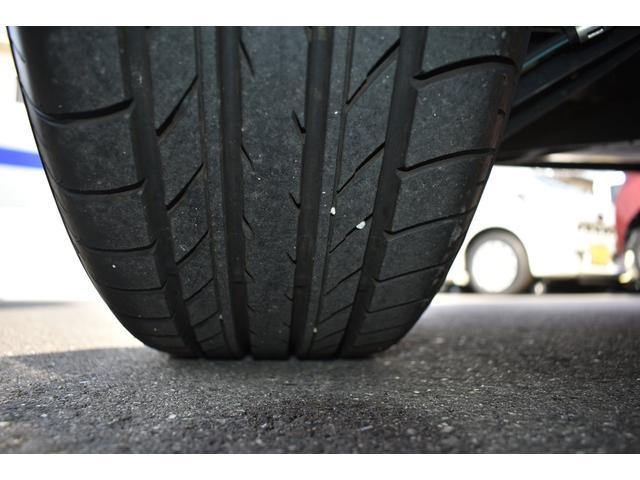 右後ろタイヤ　タイヤはひびもなく良好です！詳細は各タイヤ写真をご覧ください。タイヤパンク保証プログラム販売中！もしもの時にタイヤ４本新品交換！詳細はスタッフまで！※ホイールロックナットは展示用です。