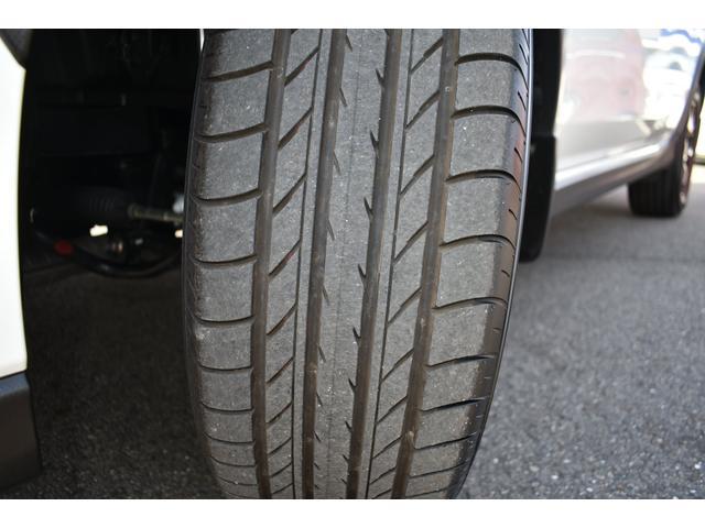 左前タイヤ　タイヤはひびもなく良好です！詳細は各タイヤ写真をご覧ください。タイヤパンク保証プログラム販売中！もしもの時にタイヤ４本新品交換！詳細はスタッフまで！※ホイールロックナットは展示用です。