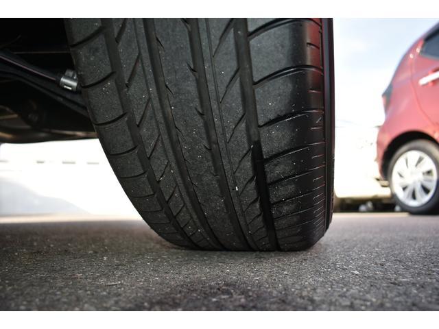 左後ろタイヤ　タイヤはひびもなく良好です！詳細は各タイヤ写真をご覧ください。タイヤパンク保証プログラム販売中！もしもの時にタイヤ４本新品交換！詳細はスタッフまで！※ホイールロックナットは展示用です。