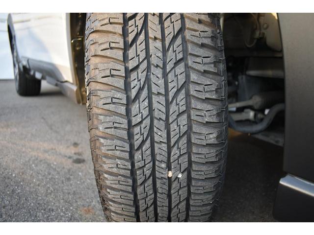 右前タイヤ　タイヤはひびもなく良好です！詳細は各タイヤ写真をご覧ください。タイヤパンク保証プログラム販売中！もしもの時にタイヤ４本新品交換！詳細はスタッフまで！※ホイールロックナットは展示用です。
