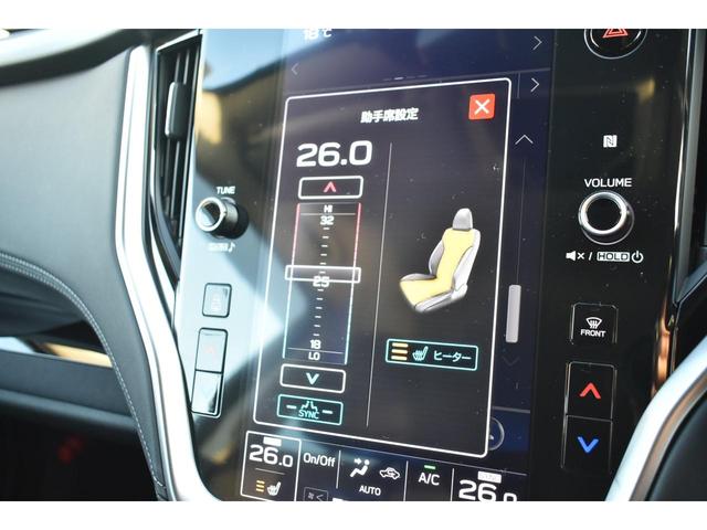 左右独立温度調節機能付エアコン。左右で温度の設定を変える事が出来ます。極端に、運転席は冷房で助手席は暖房も出来ます。前席にはシートヒーターが装備されています。