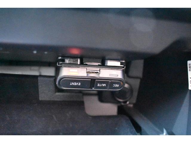 ドライブレコーダーは助手席前グローブＢＯＸ内に装備されています。