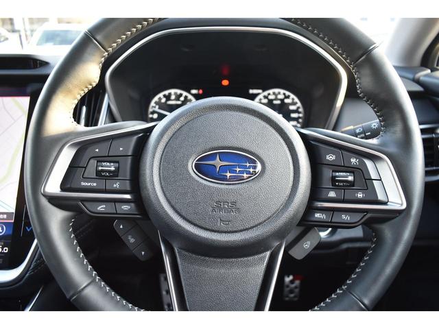 左：ステアリングオーディオコントロールスイッチ。オーディオの操作がお手元で可能です。右：全車速クルーズコントロールの操作スイッチで、アイサイトと連動し前方車両に追従走行できます。