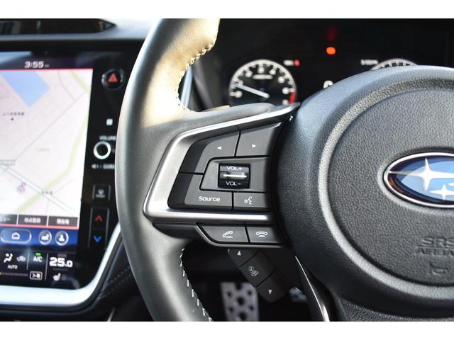 左：ステアリングオーディオコントロールスイッチ。オーディオの操作がお手元で可能です。右：全車速クルーズコントロールの操作スイッチで、アイサイトと連動し前方車両に追従走行できます。