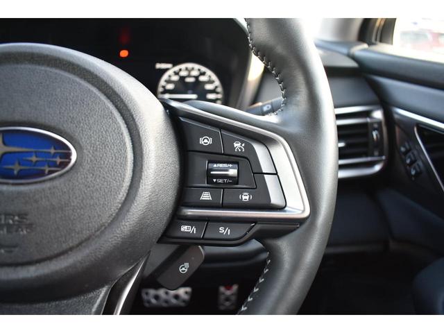 左：ステアリングオーディオコントロールスイッチ。オーディオの操作がお手元で可能です。右：全車速クルーズコントロールの操作スイッチで、アイサイトと連動し前方車両に追従走行できます。