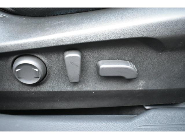 運転席＋助手席はパワーシートです。シートの前後、高低と、膝元の上げ下げ、リクライニング、電動で微調整可能です。お好みのポジションに。