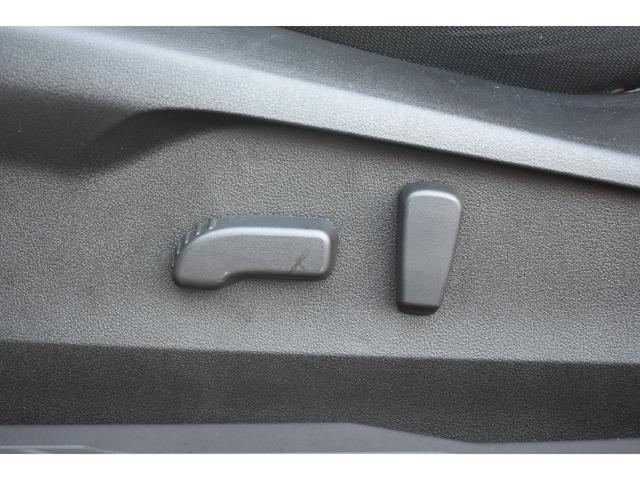 運転席＋助手席はパワーシートです。シートの前後、高低と、膝元の上げ下げ、リクライニング、電動で微調整可能です。お好みのポジションに。