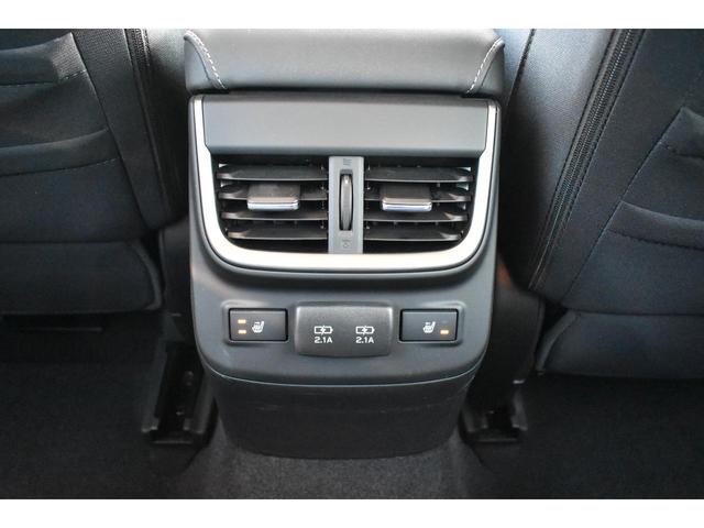 後席にもエアコンの吹き出し口、ＵＳＢポート、シートヒーターが装備されています
