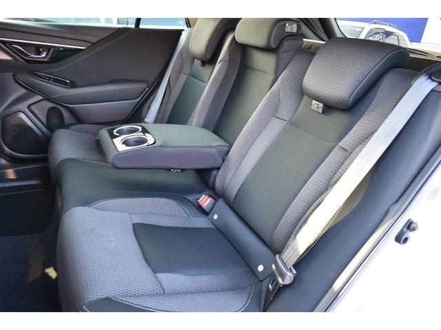 後席にはリクライニング機能とドリンクホルダー機能付きアームレスが装備されています。