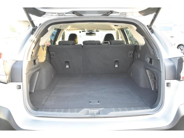 ６：４分割可倒式リヤシートで長物も積載可能です。全て倒せばさらに広い空間が確保できます！