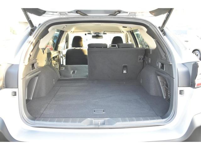 ６：４分割可倒式リヤシートで長物も積載可能です。全て倒せばさらに広い空間が確保できます！