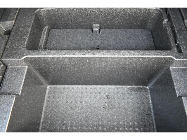 サブトランクにも収納スペースがございます。パンク修理キットが収納されています