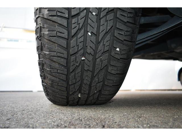 右後ろタイヤ　タイヤはひびもなく良好です！詳細は各タイヤ写真をご覧ください。タイヤパンク保証プログラム販売中！もしもの時にタイヤ４本新品交換！詳細はスタッフまで！※ホイールロックナットは展示用です。