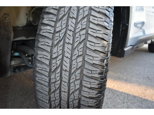 左前タイヤ　タイヤはひびもなく良好です！詳細は各タイヤ写真をご覧ください。タイヤパンク保証プログラム販売中！もしもの時にタイヤ４本新品交換！詳細はスタッフまで！※ホイールロックナットは展示用です。