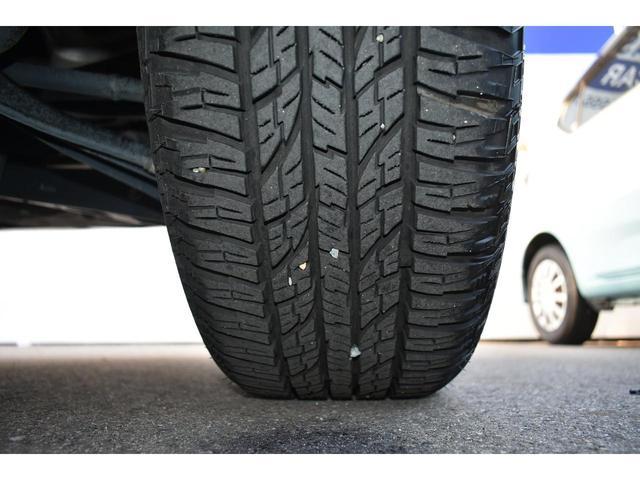 左後ろタイヤ　タイヤはひびもなく良好です！詳細は各タイヤ写真をご覧ください。タイヤパンク保証プログラム販売中！もしもの時にタイヤ４本新品交換！詳細はスタッフまで！※ホイールロックナットは展示用です。