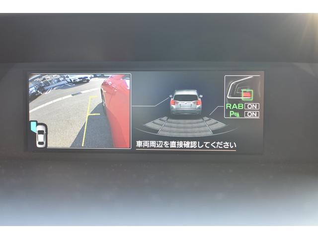 様々な情報を映し出すマルチファンクションディスプレイ。シフトレバーをリバースにすると連動してサイドカメラ映像＆バックセンサーに切り替わります。