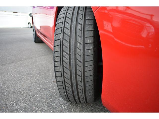 右前タイヤ　タイヤはひびもなく良好です！詳細は各タイヤ写真をご覧ください。タイヤパンク保証プログラム販売中！もしもの時にタイヤ４本新品交換！詳細はスタッフまで！※ホイールロックナットは展示用です。