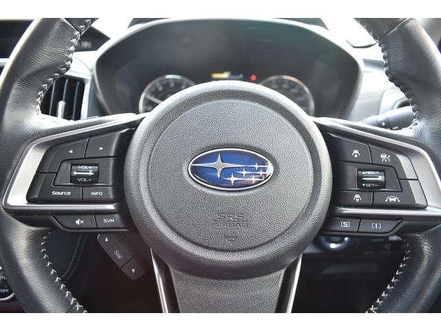 左：ステアリングオーディオコントロールスイッチ。オーディオの操作がお手元で可能です。右：全車速クルーズコントロールの操作スイッチで、アイサイトと連動し前方車両に追従走行できます。