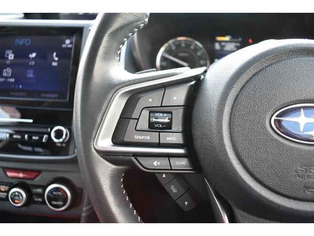 左：ステアリングオーディオコントロールスイッチ。オーディオの操作がお手元で可能です。右：全車速クルーズコントロールの操作スイッチで、アイサイトと連動し前方車両に追従走行できます。