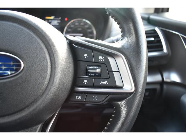 左：ステアリングオーディオコントロールスイッチ。オーディオの操作がお手元で可能です。右：全車速クルーズコントロールの操作スイッチで、アイサイトと連動し前方車両に追従走行できます。