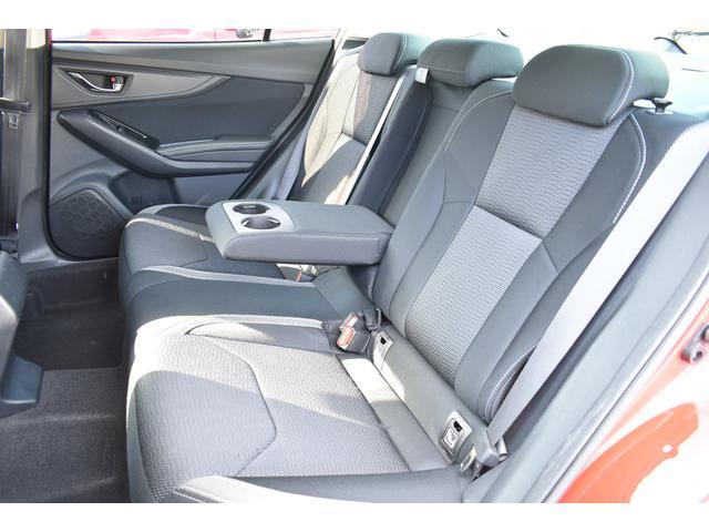 リヤシートにはドリンクホルダー付きアームレストが装備されています。