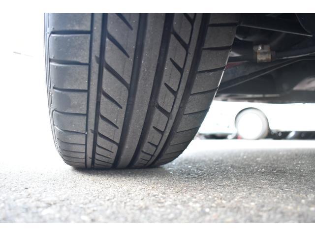 右後ろタイヤ　タイヤはひびもなく良好です！詳細は各タイヤ写真をご覧ください。タイヤパンク保証プログラム販売中！もしもの時にタイヤ４本新品交換！詳細はスタッフまで！※ホイールロックナットは展示用です。
