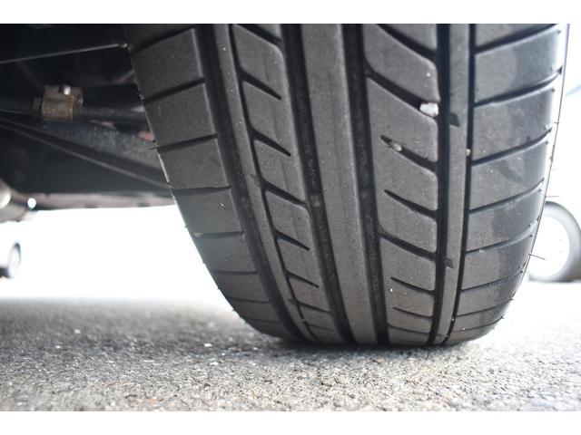 左後ろタイヤ　タイヤはひびもなく良好です！詳細は各タイヤ写真をご覧ください。タイヤパンク保証プログラム販売中！もしもの時にタイヤ４本新品交換！詳細はスタッフまで！※ホイールロックナットは展示用です。