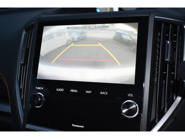 シフトを［Ｒ］に入れると、バックカメラ画面に切り替わるとともにサイドビューモニターと障害物センサーインジケーターが表示されます。スイッチ一つでフロントカメラ映像にも切り替わります。