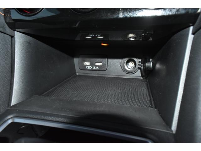 センターコンソールにはＵＳＢポートと電源ソケットが装備されています。