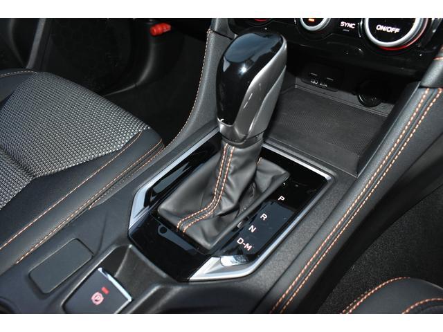 ［シフトノブ］Ｌ字のシフトゲージで、Ｄレンジから右に倒すと、パドルシフトでスポーティな走りも楽しむことが出来ます！