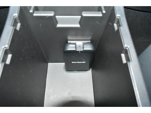 コンソールＢＯＸ内にもＵＳＢポートと電源ソケットが装備されています。ドライブレコーダー本体も装備されています。