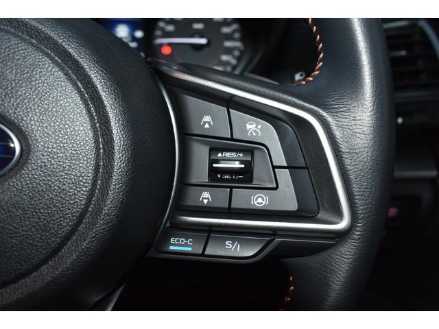 ［ステアリングオーディオリモコン］ナビの音量調整やチャンネル切替が手元でできます。［アダプティブクルーズコントロール］前の車の速度に合わせて走る全車速追従機能付きクルーズコントロールも付いています！