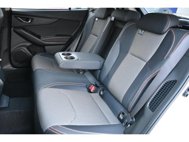 後席にはドリンクホルダー機能付きアームレスが装備されています