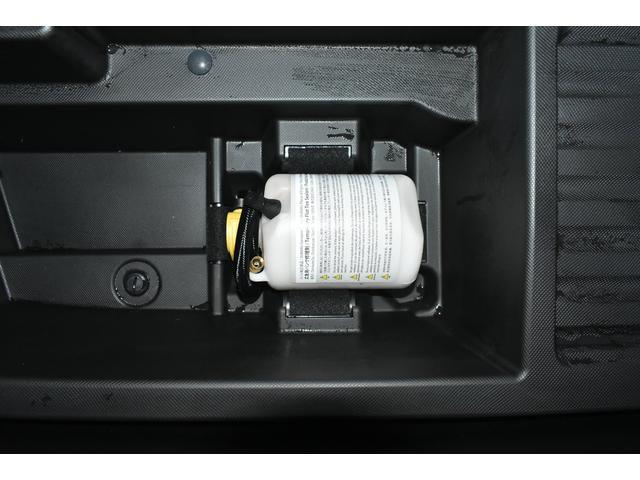 サブトランクにも収納スペースがございます。パンク修理キットが収納されています